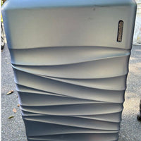 American Tourister 3 pièces (un peut fissuré)