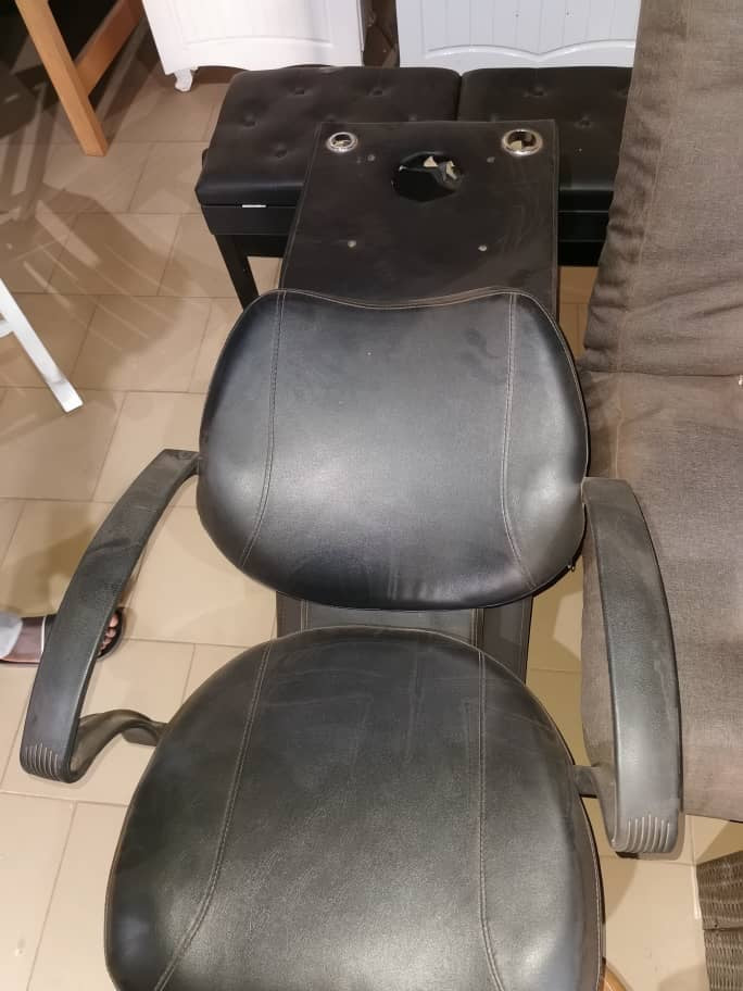 Shampoo backwash chair with footrest