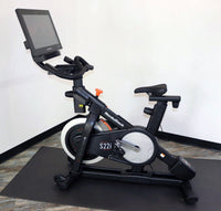 
              Le S22i de NordicTrack est un vélo stationnaire haut de gamme qui offre des entraînements interactifs via iFit.  Son écran HD de 22 pouces diffuse les séances d'entraînement, qui ont lieu à la fois en studio et dans le monde entier.
            