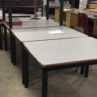 WMU Used Table Longueur:115/ Largeur:75cm/ Hauteur:75cm