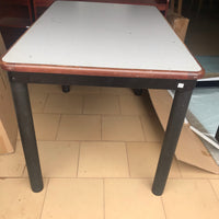WMU Used Table Longueur:115/ Largeur:75cm/ Hauteur:75cm